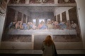 イタリア・ミラノのサンタ・マリア・デッレ・グラツィエ教会内の修道院で、15世紀後半に描かれたレオナルド・ダビンチの作品「最後の晩餐」を鑑賞する人（2021年2月10日撮影）。(c)MIGUEL MEDINA / AFP