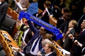 ベルギーの首都ブリュッセルにある欧州議会で行われたブレグジット協定案の採決で、「多様性の中で団結を」と書かれたスカーフを掲げる議員（2020年1月29日撮影）。(c)Kenzo TRIBOUILLARD / AFP