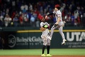 23MLB、ワールドシリーズ（7回戦制）、テキサス・レンジャーズ対アリゾナ・ダイヤモンドバックス。勝利を喜ぶアリゾナ・ダイヤモンドバックスのヘラルド・ペルドモ（左）とアレク・トーマス（2023年10月28日撮影）。(c)Jamie Squire/Getty Images/AFP