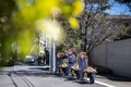 東京都品川区の在東京タイ大使館前で、サルを使ったココナツの収穫に抗議する動物愛護団体「動物の倫理的扱いを求める人々の会（PETA）」のメンバー（2024年3月27日撮影）。(c)Philip FONG / AFP