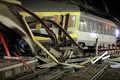 パリ（Paris）南郊ブレティニシュールオルジュ（Bretigny-sur-Orge）で12日午後5時14分（日本時間同日午前0時14分）ごろ、高速で駅に進入した都市間高速列車が脱線し、内務省によると少なくとも6人が死亡、26人が負傷した。負傷者のうち9人は重傷。ここ25年間にフランスで起きた中では最悪の列車事故となった（2013年7月12日撮影）。(c)AFP/MARTIN BUREAU