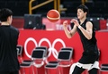 東京五輪開幕を控え、さいたまスーパーアリーナでトレーニングに臨むバスケットボール男子日本代表の渡辺雄太（右、2021年7月22日撮影）。(c)Thomas COEX / AFP