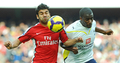 09-10イングランド・プレミアリーグ、アーセナル（%%Arsenal%%）対トッテナム・ホットスパー（%%Tottenham Hotspur%%）。試合はアーセナルが3-0でノースロンドンダービーを制した。写真はボールを競るアーセナルのエドゥアルド・ダ・シルバ（%%Eduardo Da Silva%%、左）とトッテナム・ホットスパーのセバスティアン・バソング（%%Sebastien Bassong%%、右）。（2009年10月31日撮影）(c)AFP/CARL DE SOUZA