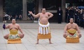 太刀持ちの旭天鵬（Kyokutenho、左）、露払いの魁聖（Kaisei、右）とともに奉納土俵入りを披露する横綱白鵬（Hakuhou、中央、2014年1月8日撮影）。(c)AFP/Toru YAMANAKA