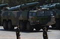 中国・北京の天安門広場で行われた抗日戦争勝利70年を記念する軍事パレードに登場した弾道ミサイル「DF-15B」（2015年9月3日撮影）。(c)AFP/GREG BAKER