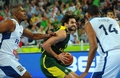 バスケットボール欧州選手権2013（2013 European Basketball Championship）は22日、決勝が行われ、フランスが80-66でリトアニアを下し、優勝を飾った。

フランスのボリス・ディーオウ（Boris Diaw、左）らのマークを受けるリトアニアのリーナス・クレイザ（Linas Kleiza、中央、2013年9月22日撮影）。(c)AFP/ANDREJ ISAKOVIC
