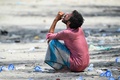 インドネシア・アチェ州で、浜辺で水を飲む船で到着したばかりのロヒンギャ難民（2023年12月10日撮影、資料写真）。(c)CHAIDEER MAHYUDDIN / AFP