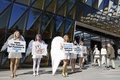 スウェーデンの衣料品大手H&amp;Mの年次株主総会の会場前で、抗議デモを行う動物愛護団体「動物の倫理的扱いを求める人々の会（PETA）」の活動家ら。首都ストックホルムで（2024年5月3日撮影）。(c)Christine Olsson/TT / TT NEWS AGENCY / AFP