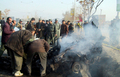 2007年12月4日、カブール（Kabul）で自爆した車の残がいを調べるアフガニスタンの警察。(c)AFP/STR