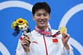 東京五輪、競泳男子200メートル個人メドレー決勝。表彰式で金メダルを手にポーズを取る中国の汪順（2021年7月30日撮影）。(c)Jonathan NACKSTRAND / AFP