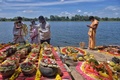インド・カルナタカ州で、引き取り手のない新型コロナウイルス感染症による死者560人の遺灰に花を手向けるヒンズー教徒（2021年6月2日撮影）。(c)Manjunath Kiran / AFP