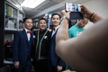 香港で結婚式が始まる前に写真を撮ってもらうC・P・ソーさん（中央右）とアルビン・チャンさん（左）、式を執り行ったジョー・パン牧師（中央、2018年5月5日撮影）。(c)AFP PHOTO / Dale DE LA REY