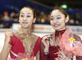 写真は、2位に入った浅田真央（Mao Asada、左）と共に授与されたメダルを手にカメラの前でポーズをとる安藤。(c)AFP/YOSHIKAZU TSUNO