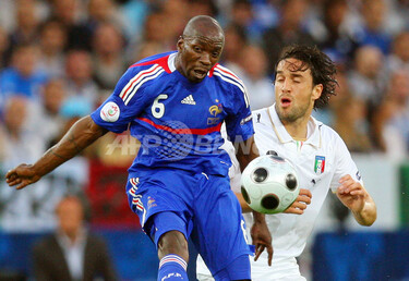 【レア】didas フランス代表 クロードマケレレ ユニフォーム ユーロ2004 マケレレとテュラムが代表からの引退を発表 写真1枚 国際ニュース