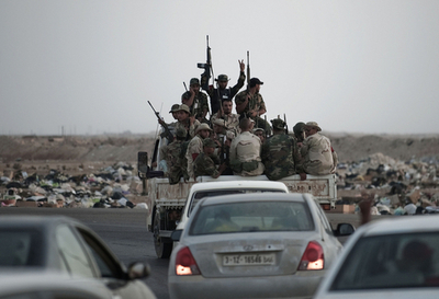 リビア反体制派が掌握する西部都市、倦怠と銃弾の日々