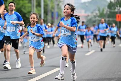 「国際子どもの日」親子マラソン、長江沿いを疾走 中国重慶市