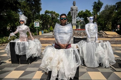 環境活動家、プラフィルムまとい気候変動対策訴え インドネシア