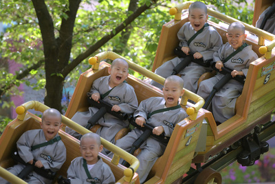 【今日の1枚】「僧侶見習い中」だけどジェットコースター乗りたい