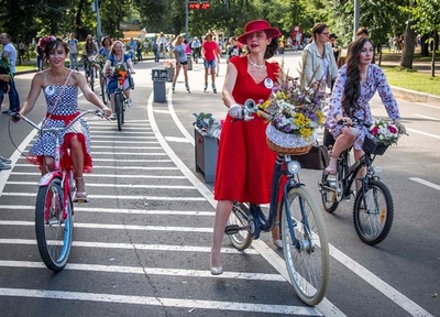 気分はタイムスリップ、レトロな衣装で優雅にサイクリング ロシア