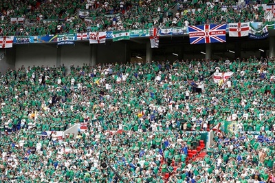 試合観戦中にファンが死亡、欧州選手権で北アイルランドから2人目の死者