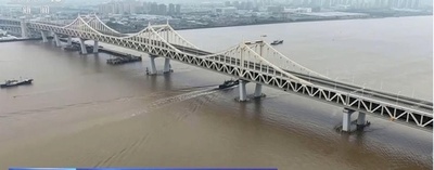 押し出しスパン最大の道路・鉄道併用多塔式剛性吊橋「永寧大橋」が開通 中国