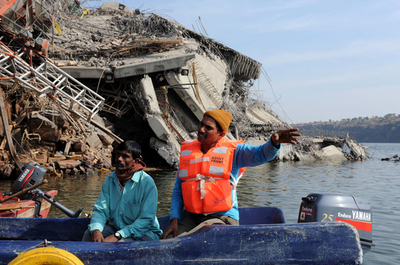インドで建設中の橋が崩落、45人死亡か