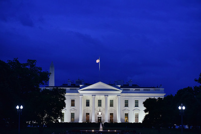 休暇で浮かれ過ぎ？ 米ホワイトハウス前で男が下半身露出し逮捕