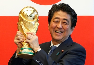 安倍首相、W杯優勝トロフィー手に笑顔