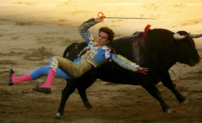 アンダルシアの闘牛場で闘牛士ホセ・トマス、魅惑の演技