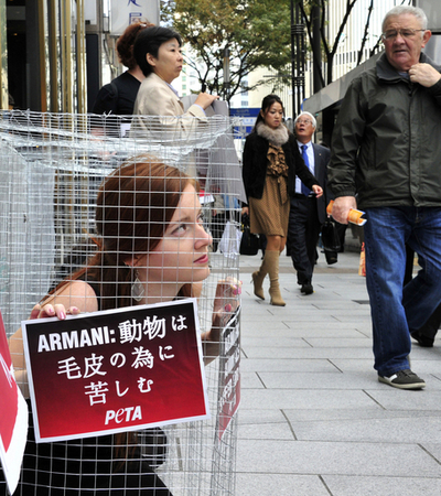 PETAが銀座で毛皮反対デモ