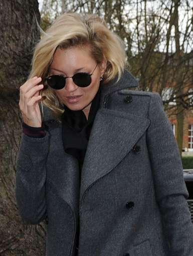 ケイト・モスのヌード写真、約200万円で落札