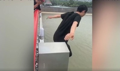 橋から飛び降りて人命救助に当たった配達員 女性がSNSを通じて愛の告白 中国