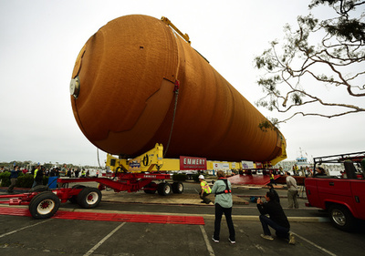 スペースシャトル外部燃料タンク、カリフォルニアに到着