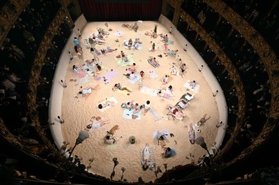 【今日の1枚】オペラ劇場の砂浜で日光浴？ コロンビア