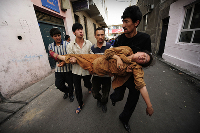 ウイグル暴動、漢民族1万人が「復讐」訴えデモ行進