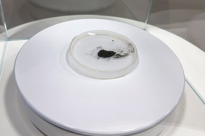 「嫦娥6号」の月の土壌から隕石残留物発見 月の水の起源解明に期待　中国