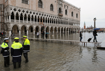 ベネチア・サンマルコ広場、高潮などで冠水