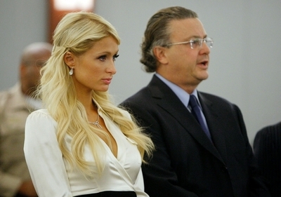 成田空港で足止めのパリス、入国あきらめ帰国