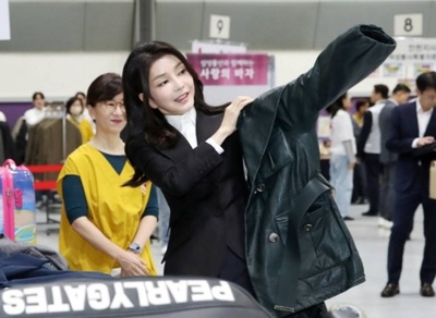 韓国大統領夫人、550円レザージャケット、220円手提げかばん「バザーショッピング」