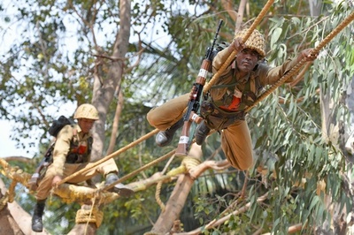 インド兵が軍事訓練を公開 戦闘演習から武術や乗馬まで