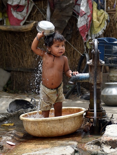 インドの熱波、死者1700人超える 病院に長蛇の列