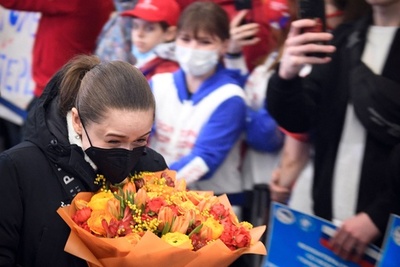 ワリエワが帰国 空港でファンが歓迎