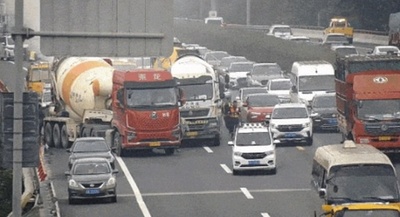 高速道路でトラックから出火 消火するために6台の車が取り囲んできた＝中国
