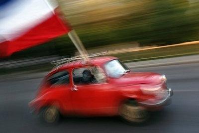 8歳の少年が盗んだ車で暴走、セルビア