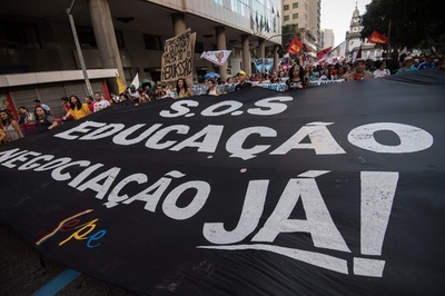 リオ五輪ボイコットを要求、デモ隊が警官隊と衝突 ブラジル