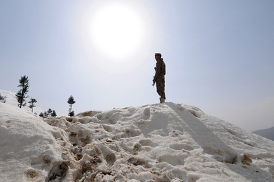 パキスタン兵、雪崩で135人生き埋めの恐れ