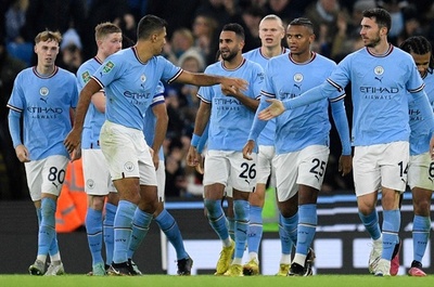 マンC、王者リバプール撃破でリーグ杯8強 アケ弾で打ち合い制す