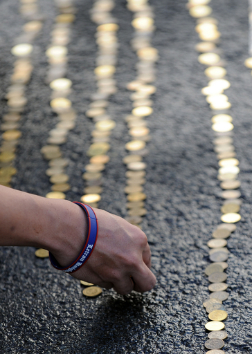 コイン並べてギネス世界記録に挑戦、総距離73キロ フィリピン