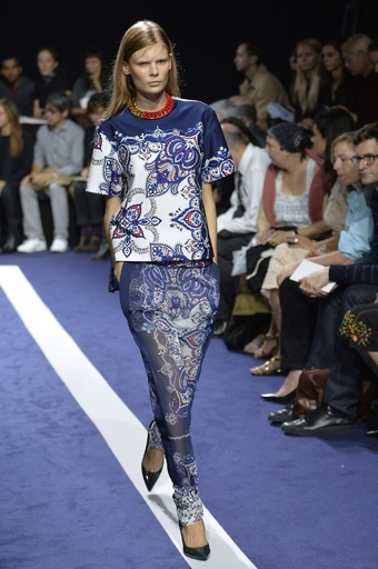 ミリタリーをフェミニンに昇華、「サカイ」15年春夏