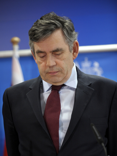 ブラウン英首相、相次ぐ問題に「傷ついた」「明日にも去るかもしれない」